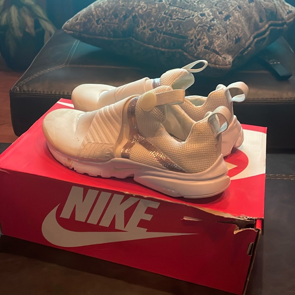 Like New Youth Size 5 Nike Hurrache Extreme